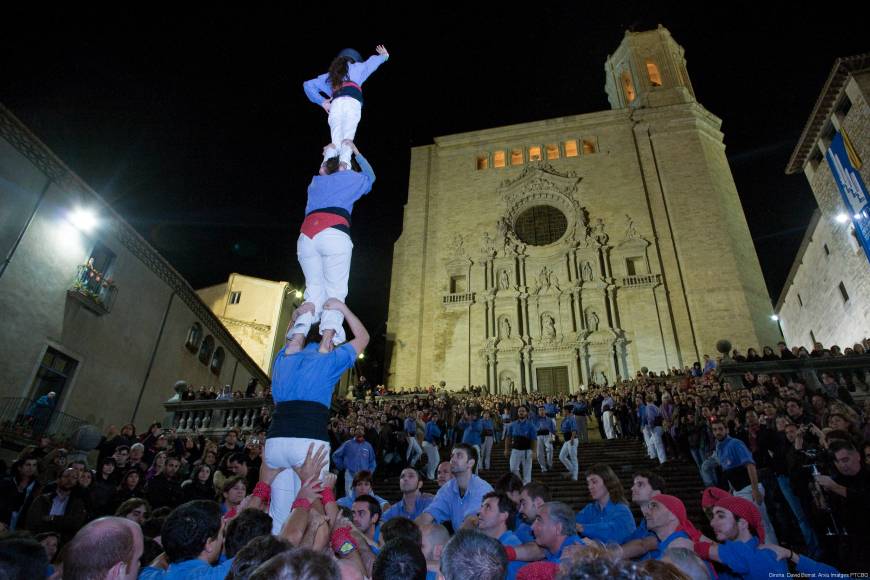 Foto: Pujada del pilar de 4 a les escales de la catedral