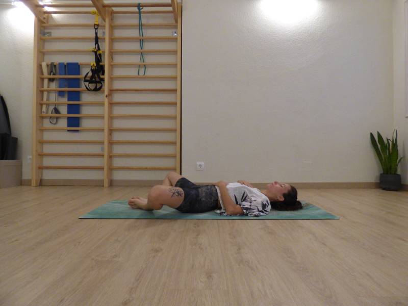 Séance de yoga dans une maison rurale