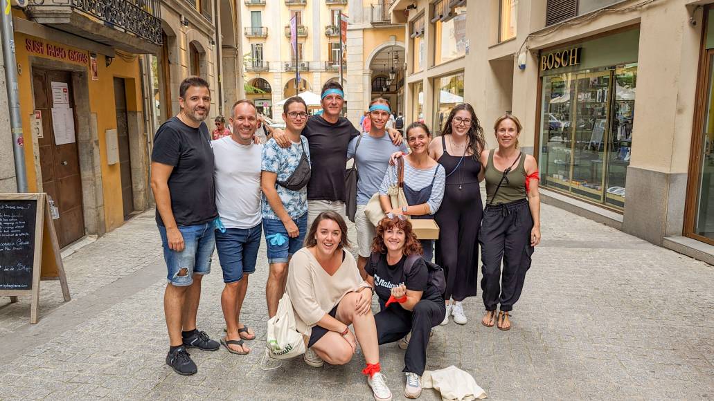 Foto: El equipo de Naturaki haciendo un urban escape en Girona