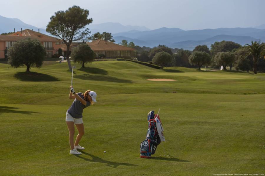 When is it best to play golf on the Costa Brava?
