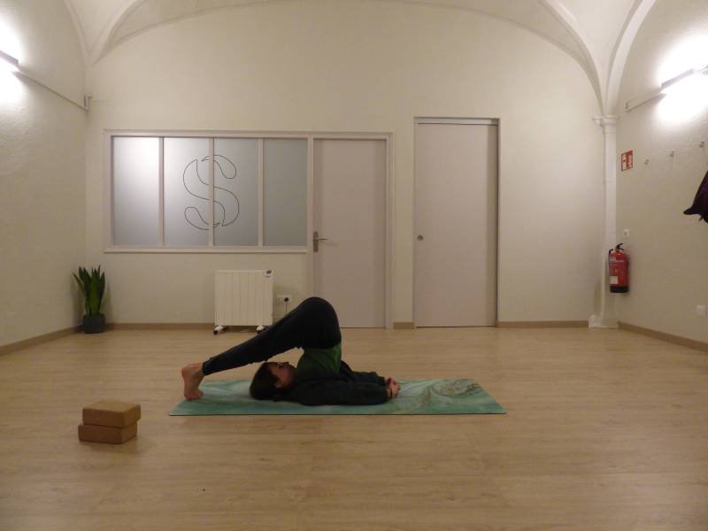 Séance de yoga dans une maison rurale