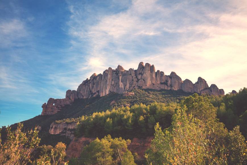 Visitez Montserrat et découvrez tous ses secrets